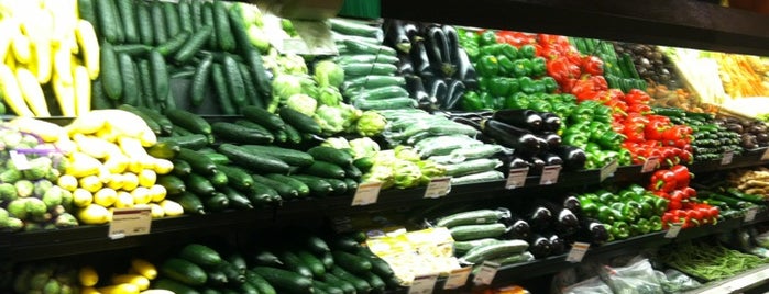Whole Foods Market is one of Lugares favoritos de Stefan.