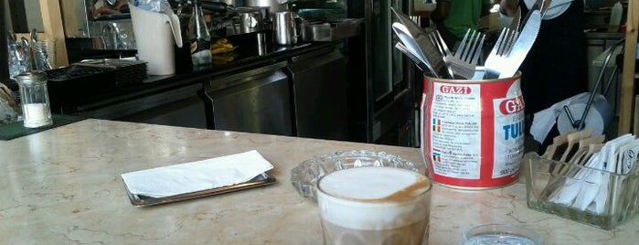 La Cafe לה קפה is one of Lugares favoritos de Andrew.