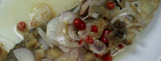 ข้าวแกงป้าอ้วน is one of Anna 님이 좋아한 장소.