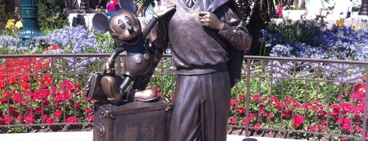 Storytellers Statue is one of Lugares favoritos de Mike.