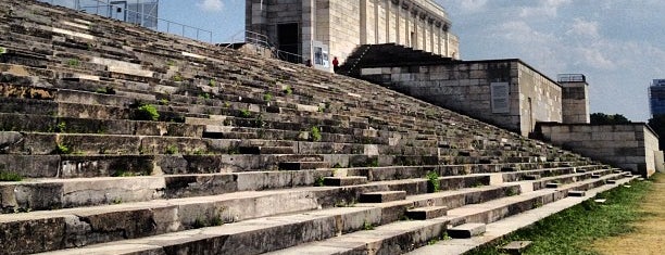 Zeppelinfeld is one of Un flot de souvenirs.