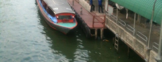 ท่าเรือวัดศรีบุญเรือง (Wat Sriboonreung Pier) E22 is one of Khlong Saen Seap Express Boat.