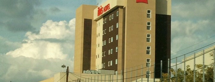 ibis Hotel is one of สถานที่ที่ Jorge Alejandro ถูกใจ.