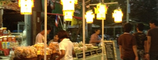 ถนนคนเดิน ตลาดเก่าปราณบุรี 200 ปี is one of Posti che sono piaciuti a Weerapon.