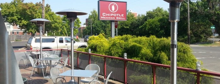 Chipotle Mexican Grill is one of Tempat yang Disukai Martin.