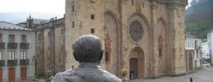 Estatua Álvaro Cunqueiro is one of Visitar en Mondoñedo.