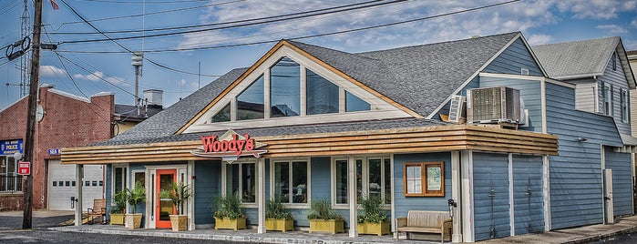 Woody's Ocean Grill is one of Locais curtidos por Andrew.