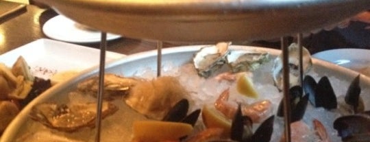 Catch Oyster Bar and Restaurant is one of Locais curtidos por Leigha.