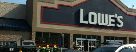 Lowe's is one of สถานที่ที่ Pilgrim 🛣 ถูกใจ.
