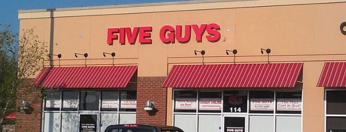 Five Guys is one of Orte, die Yanira gefallen.