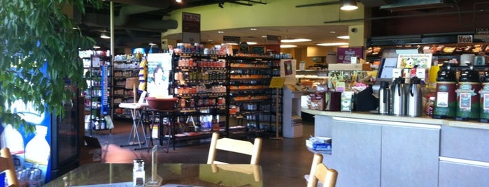 Natural Provisions Market is one of Lugares favoritos de Julian.
