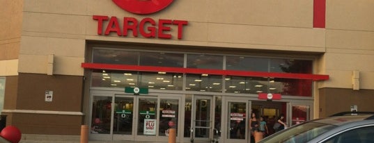 Target is one of สถานที่ที่ Carolina ถูกใจ.