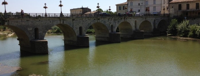 Pont Romain de Sommières is one of Lieux qui ont plu à Mickael.