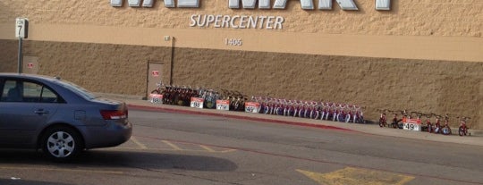 Walmart Supercenter is one of Lugares favoritos de Carla.