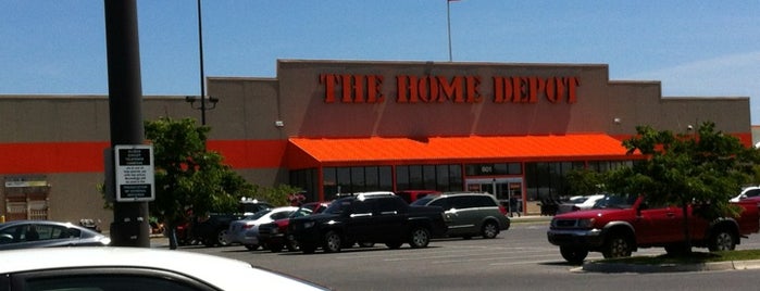 The Home Depot is one of Locais curtidos por Tracey.