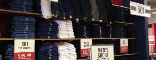 Levi's Outlet Store is one of สถานที่ที่ Laurie ถูกใจ.