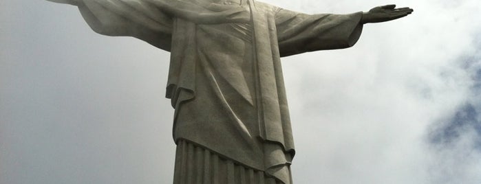 Patung Kristus Penebus is one of Rio de Janeiro.