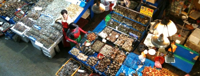 Noryanjin Fish Market is one of Guide to SEOUL(서울)'s best spots(ソウルの観光名所).