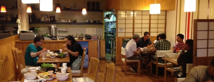Makkalchon Korean Restaurant 맛깔촌 is one of Hourie's Saved Places.