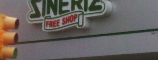 Siñeriz Free Shop is one of Posti che sono piaciuti a Samyra.