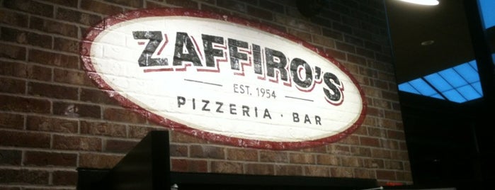 Zaffiro's Pizzeria & Bar at Parkwood Cinema is one of Orte, die A gefallen.