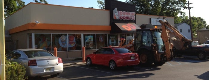 Dunkin' is one of Locais curtidos por Michelle.