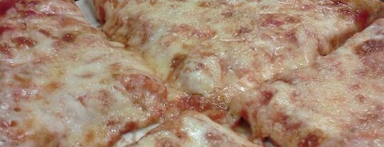 Cheesy Pizza is one of Matthew'in Kaydettiği Mekanlar.