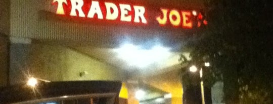 Trader Joe's is one of Orte, die Roger D gefallen.