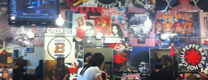 Floyd's 99 Barbershop is one of สถานที่ที่ Jim ถูกใจ.