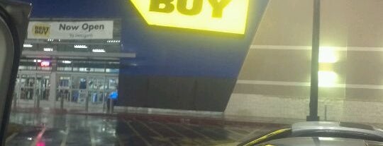 Best Buy is one of Tempat yang Disukai Tariq.