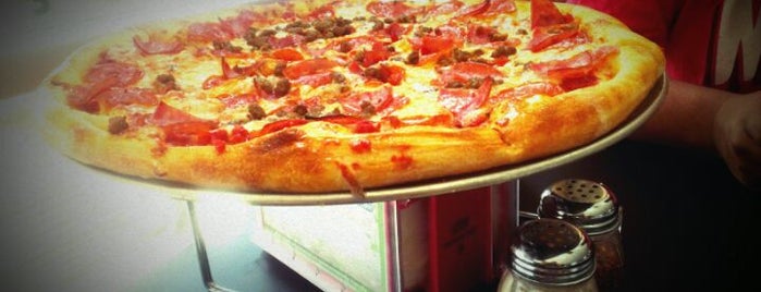 Stout's Pizza is one of Lugares favoritos de Trevor.