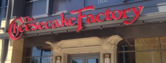 The Cheesecake Factory is one of Locais curtidos por Noura A.