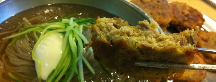 옥천냉면 황해식당 is one of 한국인이 사랑하는 오래된 한식당 100선.