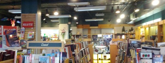 Open Door Bookstore is one of Orte, die Stacy gefallen.