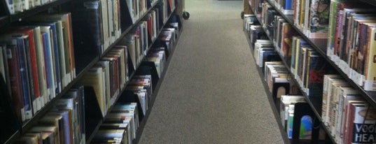 Faulk Central Library, Austin Public Library is one of สถานที่ที่ Matthew ถูกใจ.