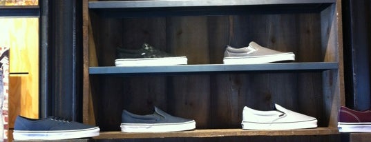 Vans is one of สถานที่ที่บันทึกไว้ของ Esra.