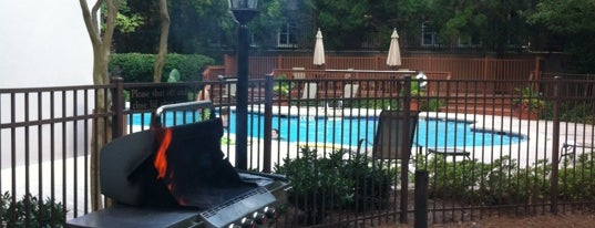 Peachtree Battle Poolside is one of Lugares favoritos de Chester.