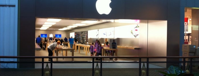 Apple Mall of Georgia is one of Orte, die Amy gefallen.