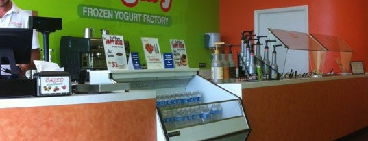 Frogury: Frozen Yogurt Factory is one of สถานที่ที่ Yanira ถูกใจ.