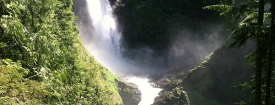 Wallace Falls State Park is one of Orte, die Rohit gefallen.