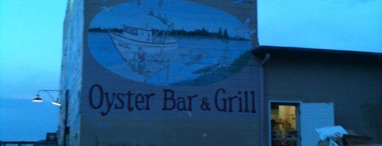 Papa Joes Oyster Bar And Grill is one of สถานที่ที่บันทึกไว้ของ Chris.