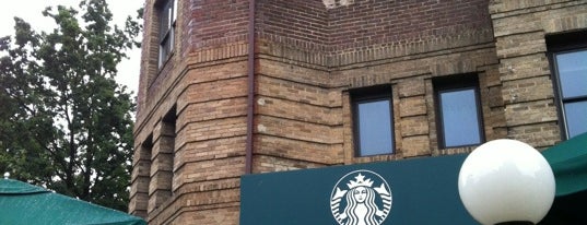Starbucks is one of Tempat yang Disukai Larry.