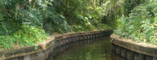 Scenic Boat Tour is one of Tempat yang Disukai Lizzie.