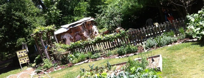 Oakhurst Garden of the Wylde Center is one of Locais curtidos por Beth.