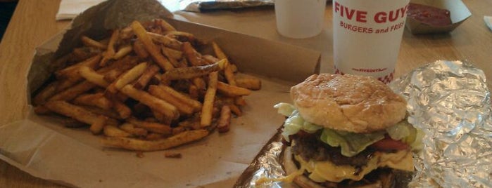 Five Guys is one of Lieux qui ont plu à Payal.