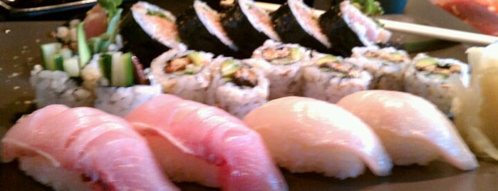 Zilla Sake (Sushi & Sake) is one of Lugares favoritos de Matt.