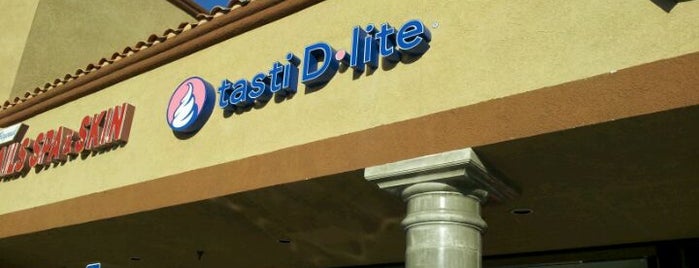 Tasti D-Lite Tustin is one of R.'ın Beğendiği Mekanlar.