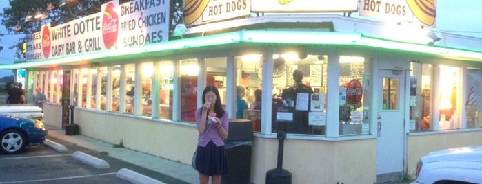 White Dotte Dairy Bar & Grill is one of Lugares guardados de Jason.