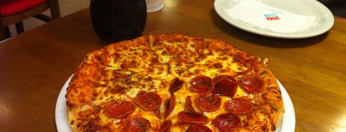 Domino's Pizza is one of Tempat yang Disukai Elis.