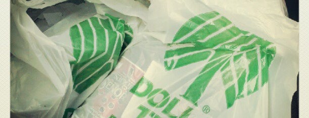 Dollar Tree is one of Emyleeさんのお気に入りスポット.